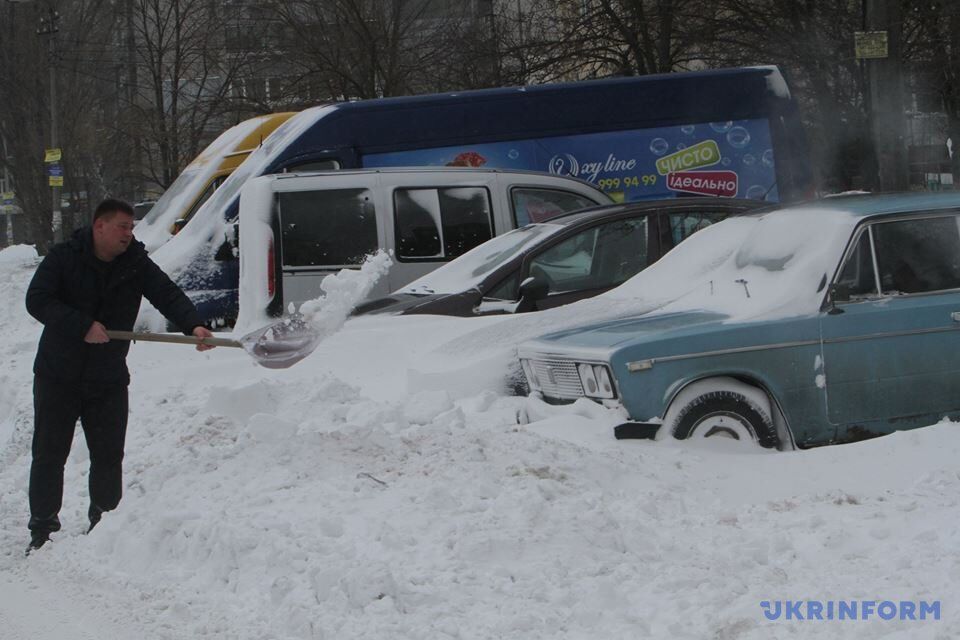 Україну засипало снігом: що відбувається на дорогах