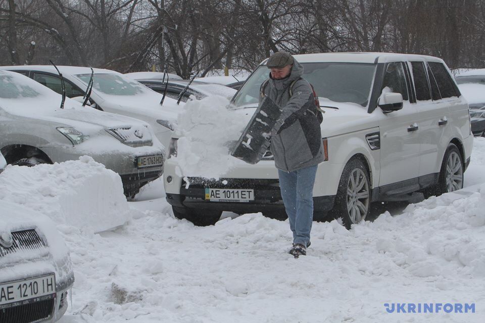 Україну засипало снігом: що відбувається на дорогах