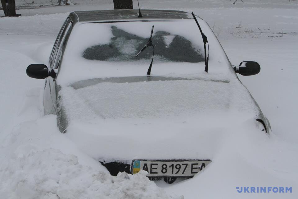 Україну засипало снігом: що відбувається на дорогах