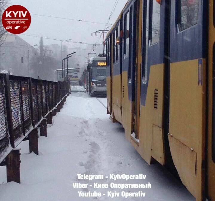 Снежный коллапс в Киеве: транспорт остановился, на въезде - сотни фур