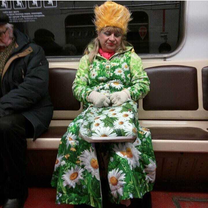 "На червону доріжку!" Мережу здивувала "жінка-весна" в метро