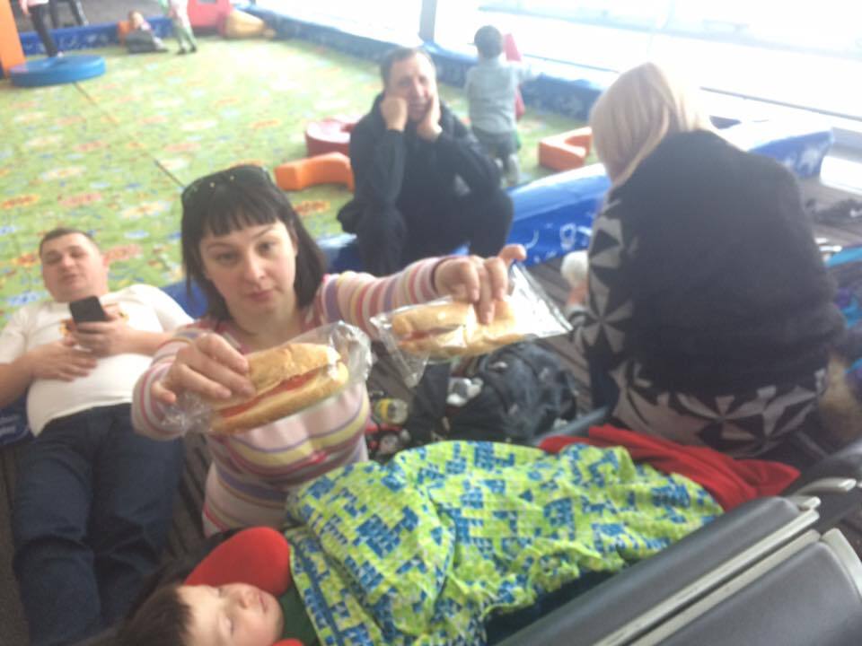 "Закінчилися літаки": в "Борисполі" застрягли сотні пасажирів з дітьми