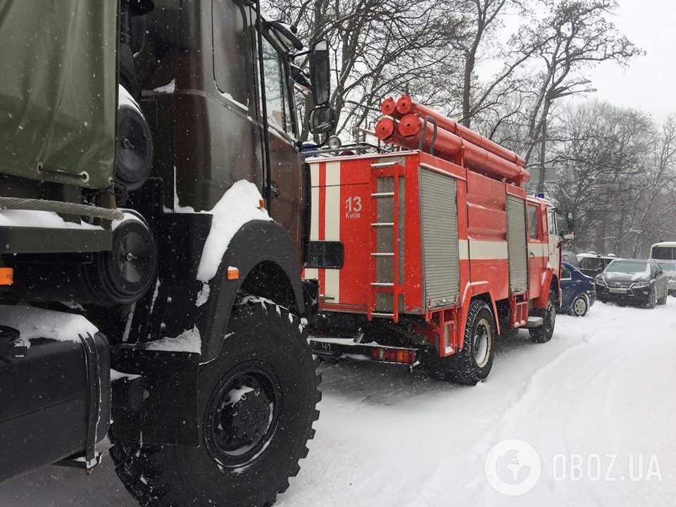 Силовики взяли в кольцо палаточный городок под Радой и подтянули автозаки