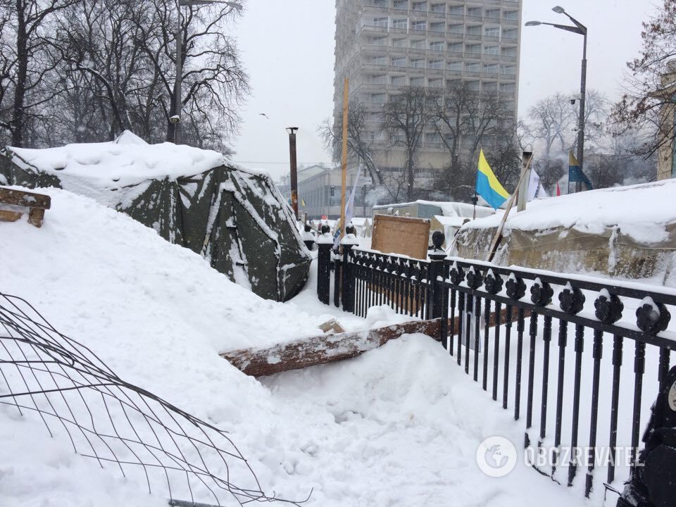 Силовики взяли в кольцо палаточный городок под Радой и подтянули автозаки