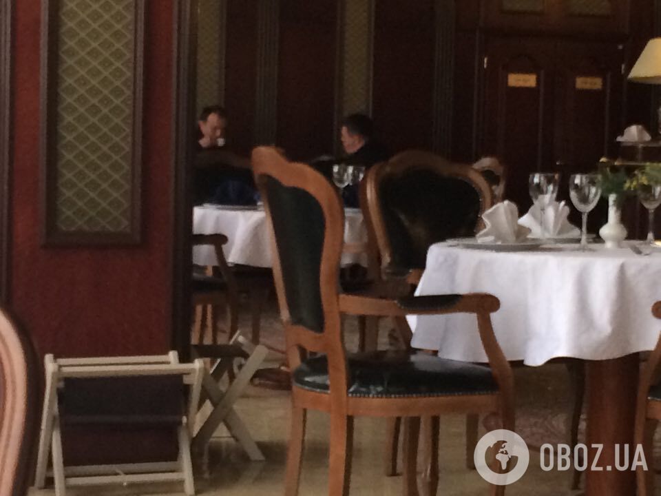Палаточный городок в кольце: Соболев и Семенченко неспешно пообедали в отеле