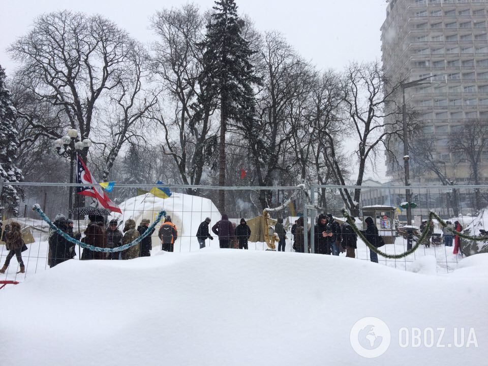 Силовики взяли в кольцо палаточный городок под Радой и подтянули автозаки