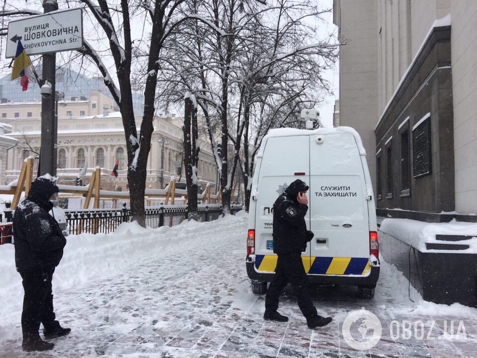 Силовики взяли в кільце наметове містечко під Радою 