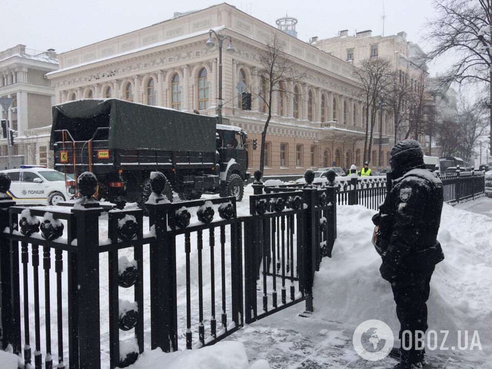 Силовики взяли в кільце наметове містечко під Радою 