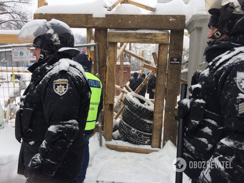 Силовики взяли в кольцо палаточный городок под Радой и подтянули автозаки