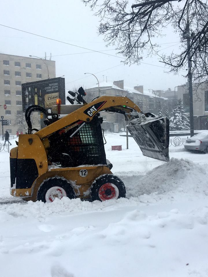 Снежный коллапс в Киеве: транспорт остановился, на въезде - сотни фур