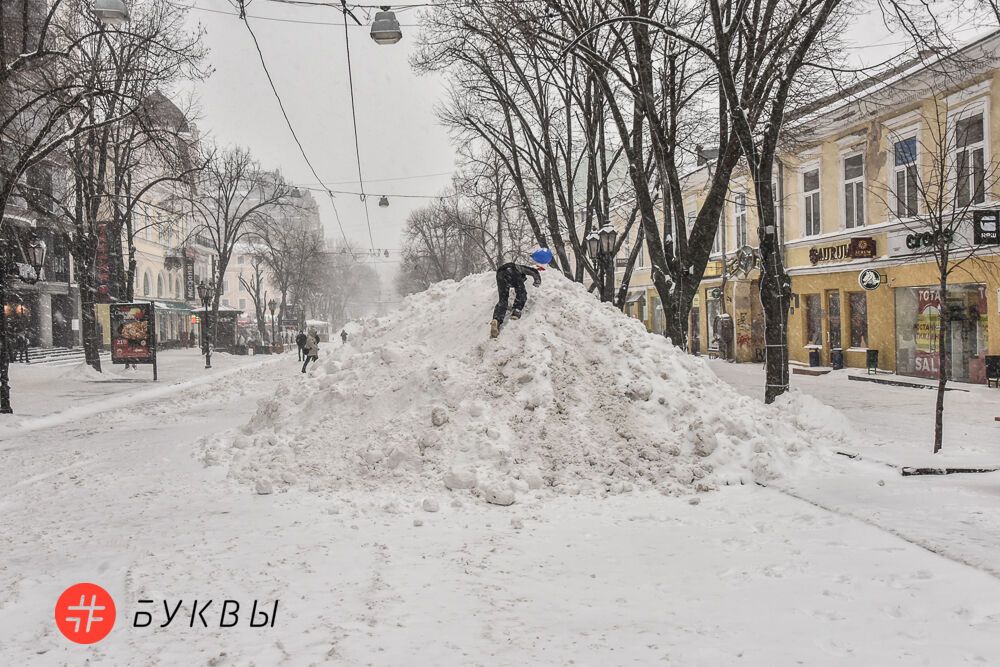 Сніговий апокаліпсис паралізував Україну: всі подробиці