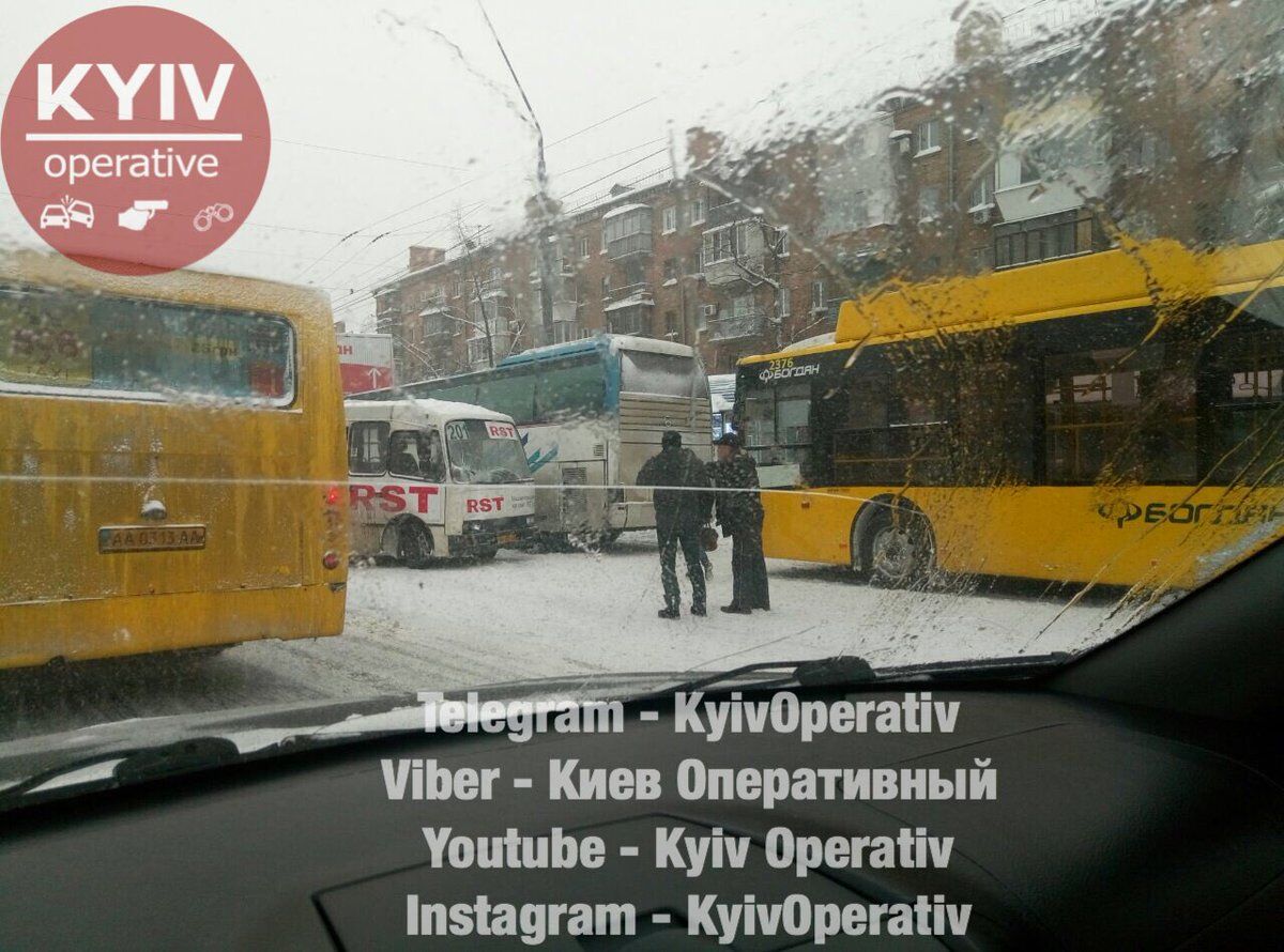 Сніговий колапс у Києві: транспорт зупинився, на в'їзді - сотні фур