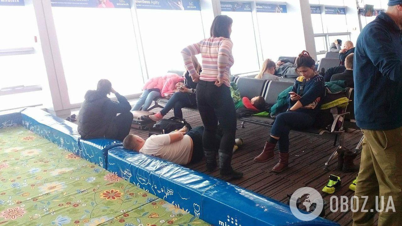 "Закінчилися літаки": в "Борисполі" застрягли сотні пасажирів з дітьми