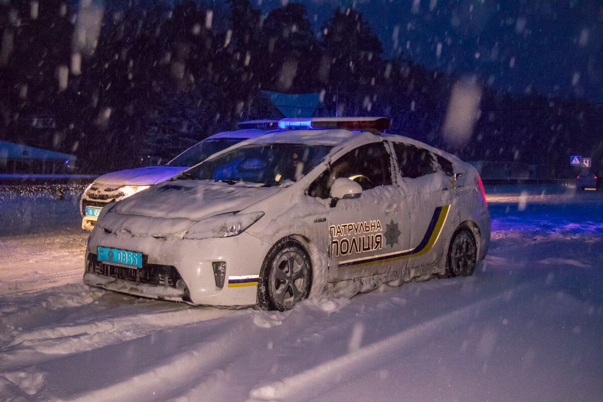 Сніговий колапс у Києві: транспорт зупинився, на в'їзді - сотні фур