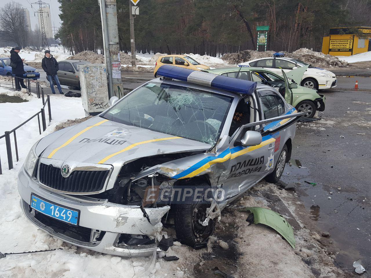  В Киеве пьяный водитель влетел в авто копов: появились детали