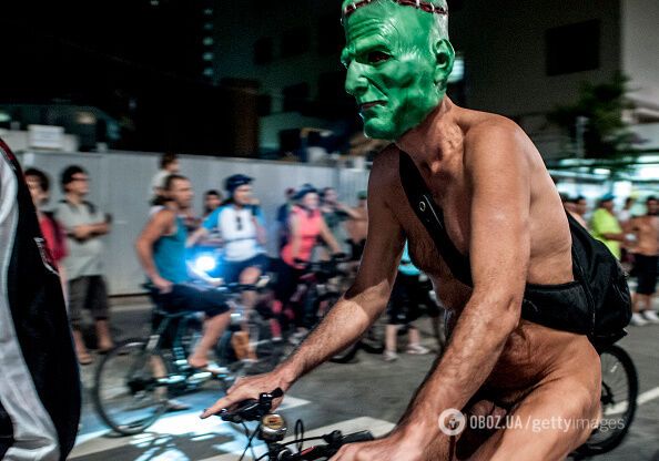 В Бразилии велосипедисты устроили голый протест