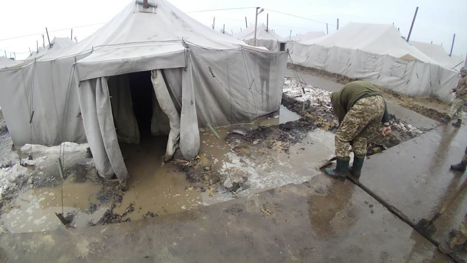 Потонув у багні: у ЗСУ розгорівся скандал через затоплений табір на Миколаївщині