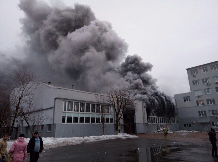 Дым виден на километры: в Киеве разгорелся масштабный пожар