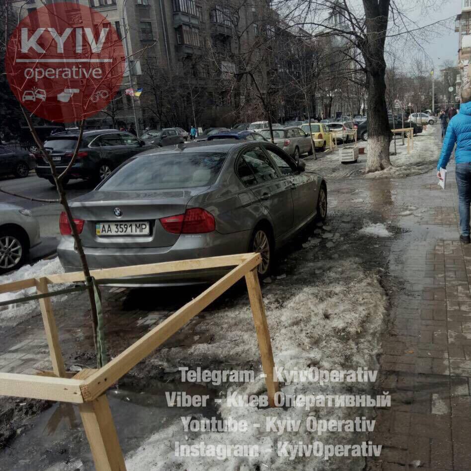 В центре Киева рухнувшая глыба льда растрощила авто