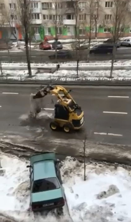 "Машини вилітають з дороги": кияни розгромили спосіб прибирання снігу
