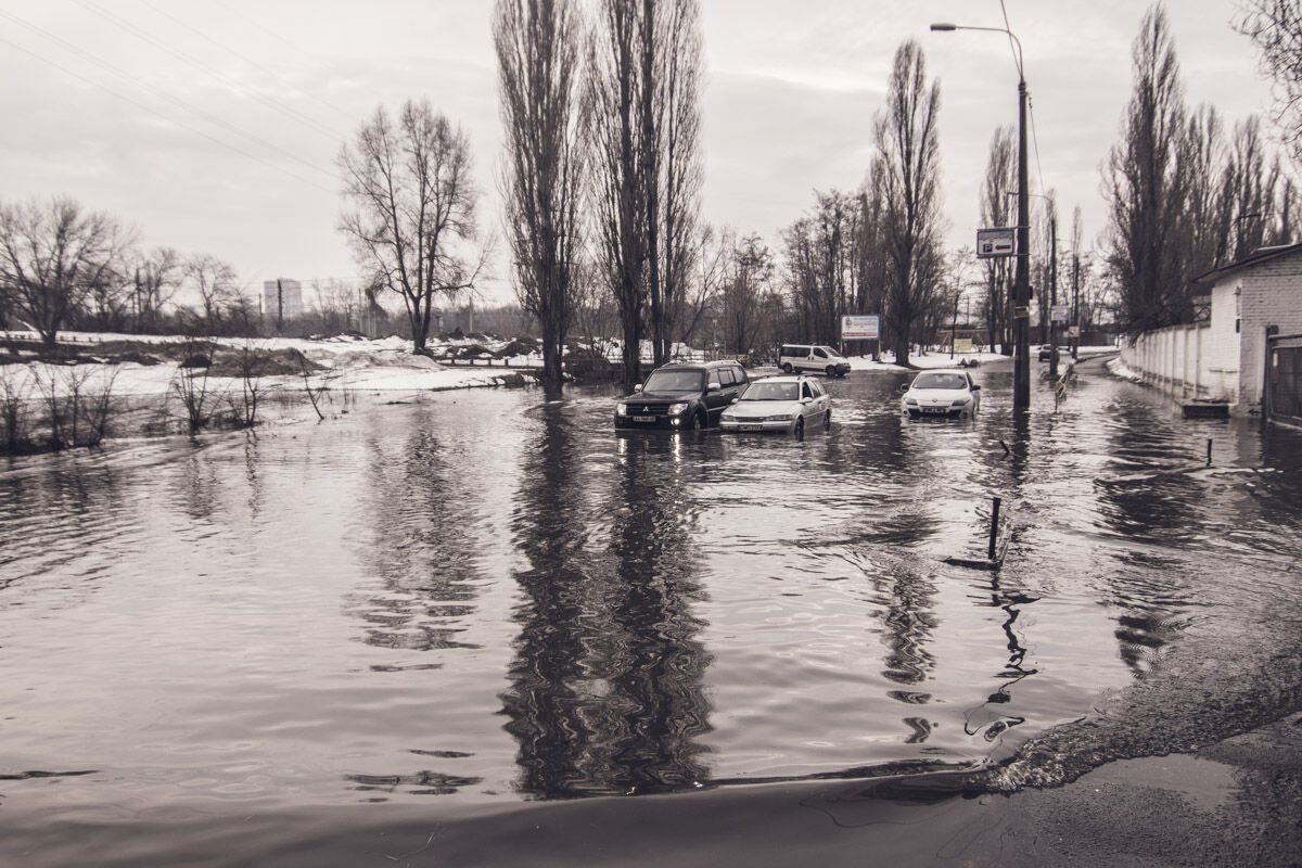 Машины уходят под воду: в Киеве затопило улицу