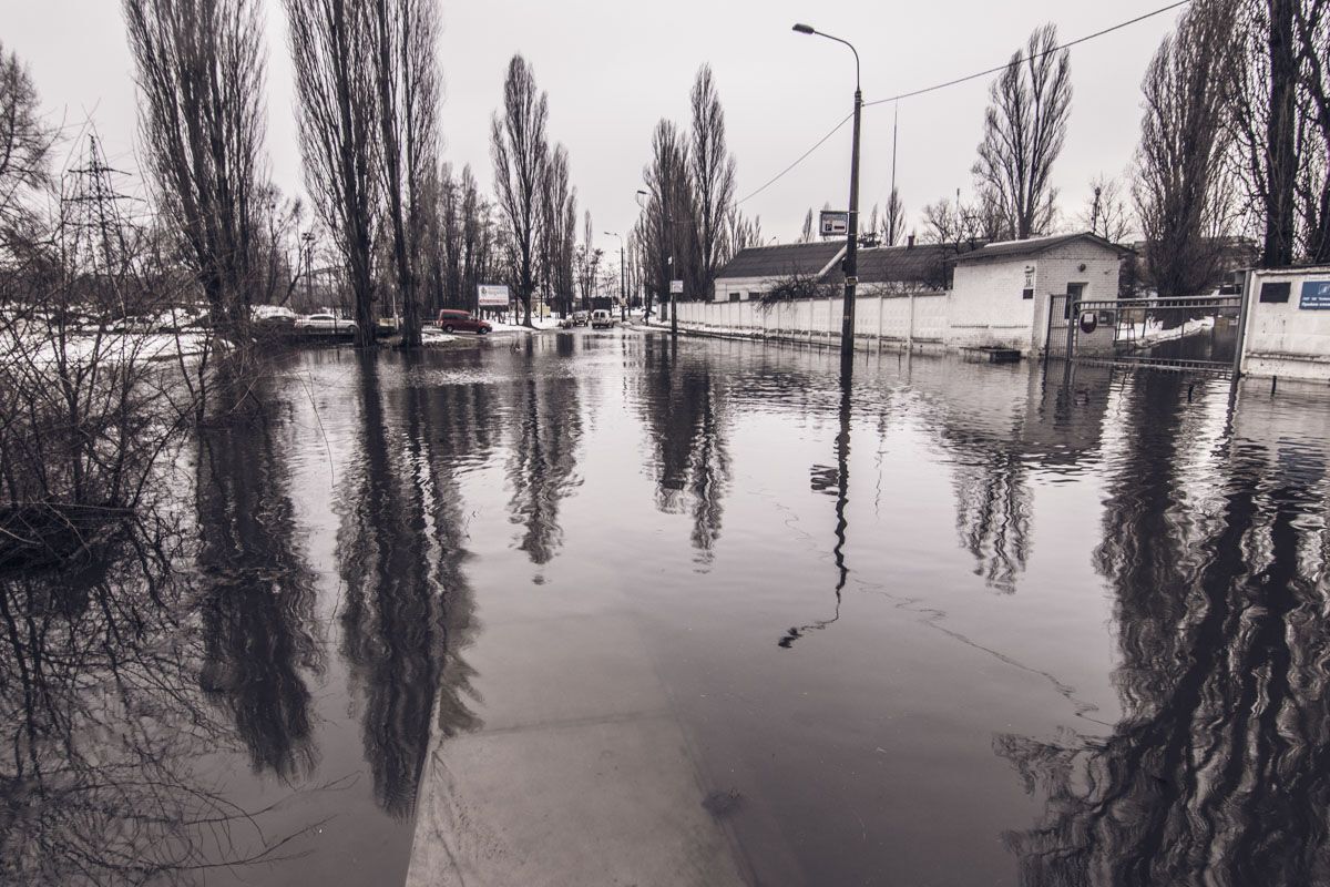 Машины уходят под воду: в Киеве затопило улицу