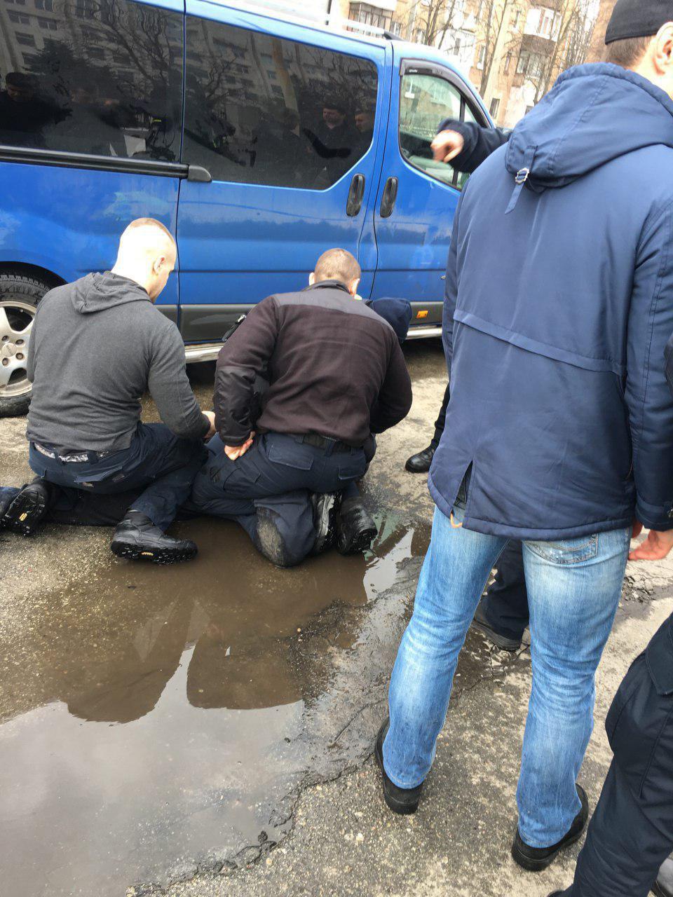 Скрывался от патрульных: в Киеве виновник ДТП снес ворота полиции 