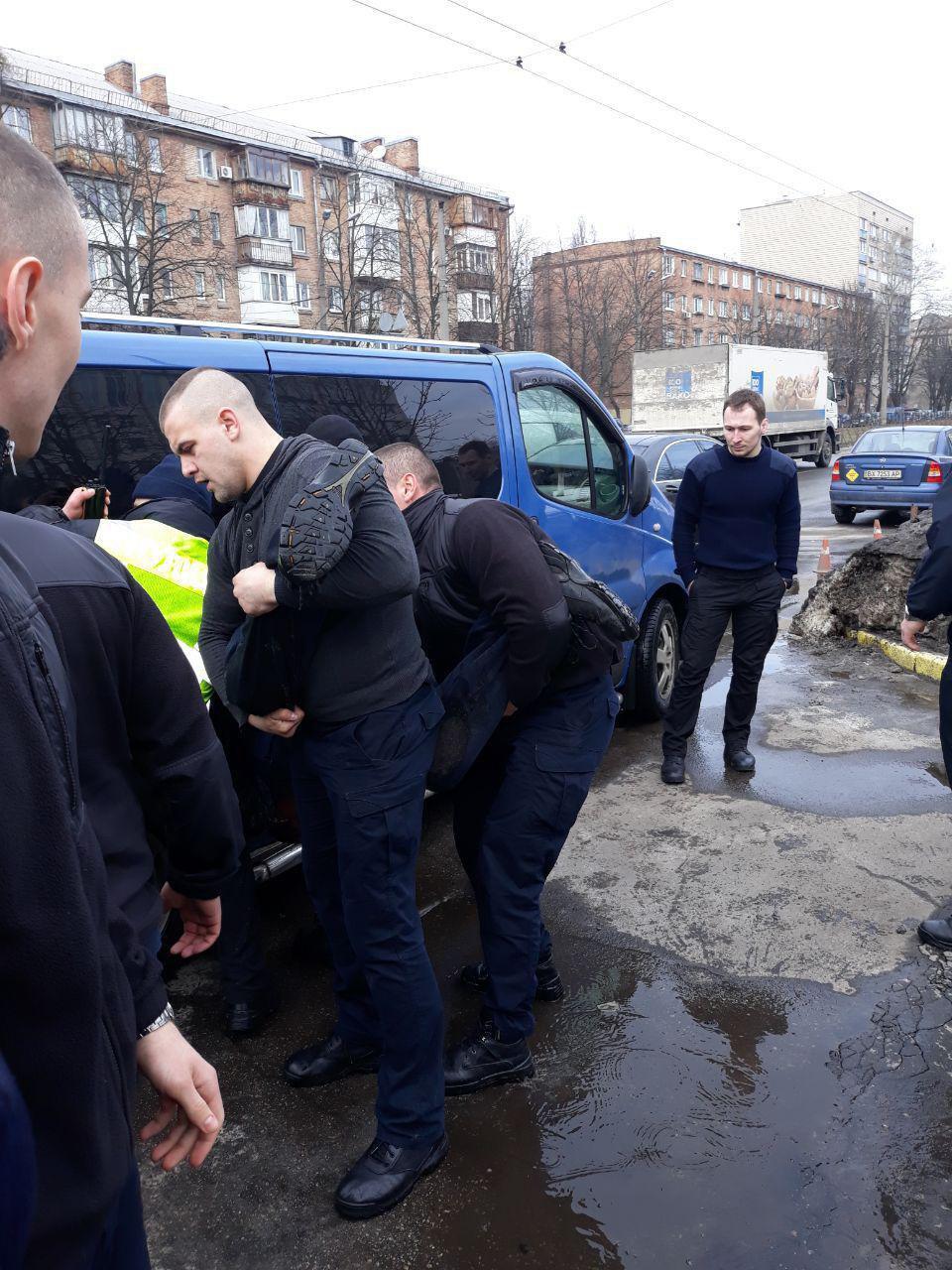 Скрывался от патрульных: в Киеве виновник ДТП снес ворота полиции
