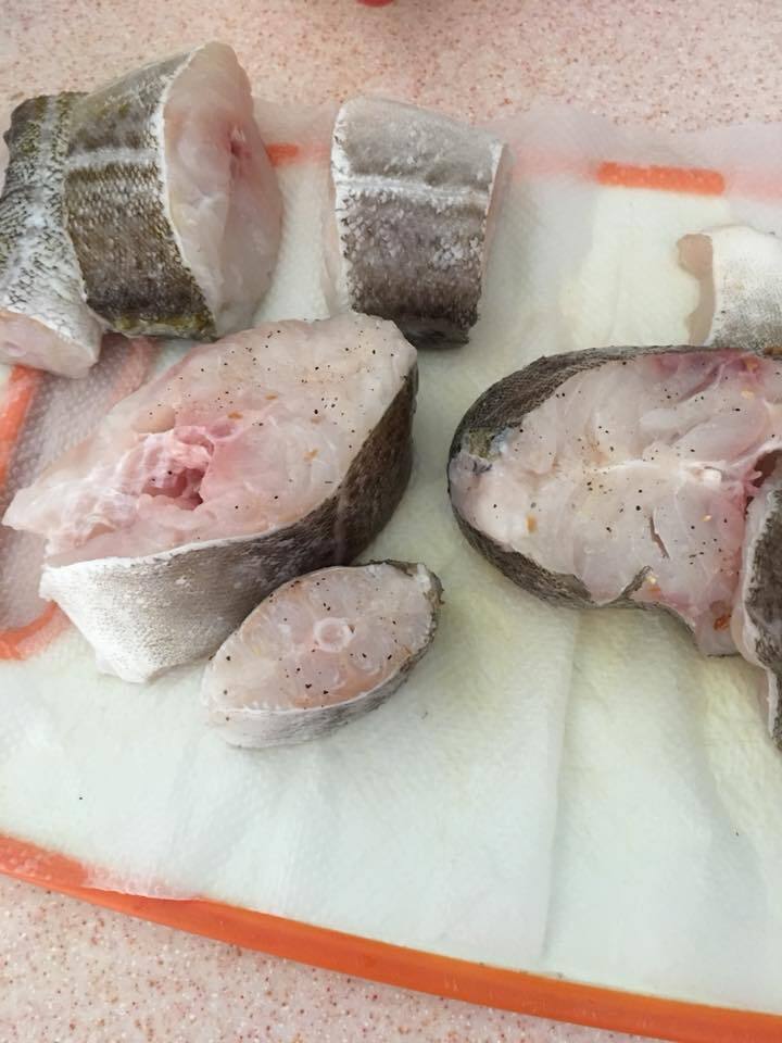 "Ползает сотня-другая": в рыбе из киевского супермаркета поймали опасную живность 
