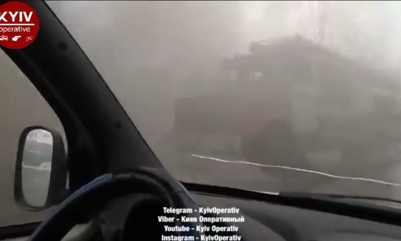 У Києві сталася масштабна пожежа біля станції метро