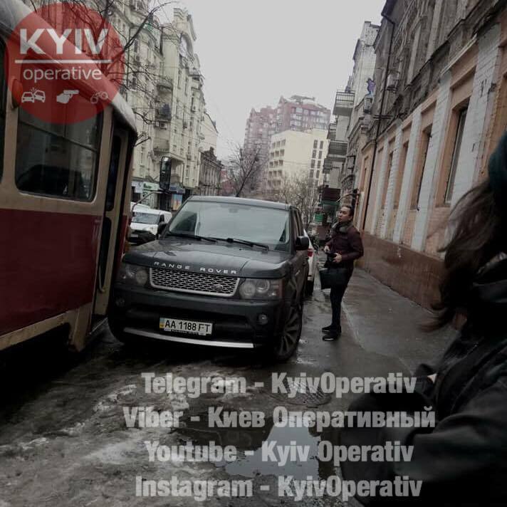 В Киеве Range Rover заблокировал улицу