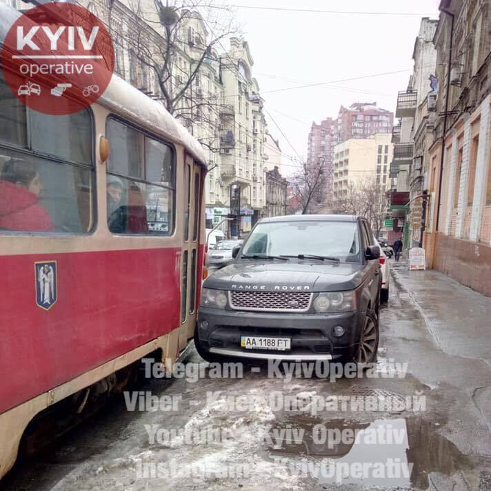 В Киеве Range Rover заблокировал улицу