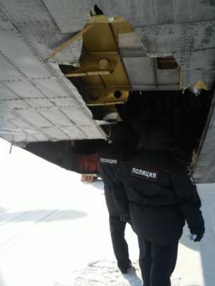 Росіяни масово кинулися шукати золото, яке випало з літака: з'явилися фото і відео