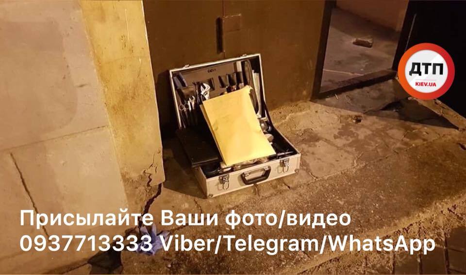 Труп знайшли в під'їзді: у Києві сталося жахливе вбивство