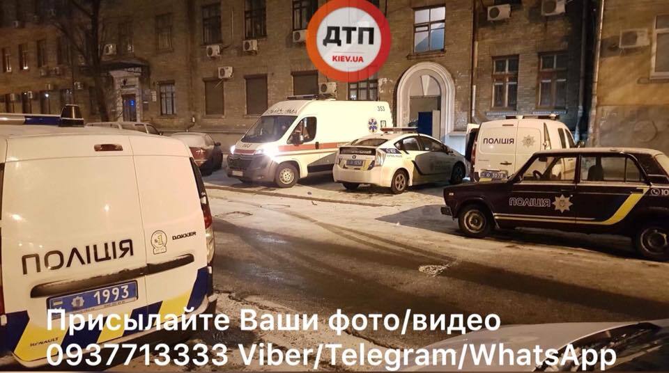 Труп нашли в подъезде: в Киеве произошло жуткое убийство
