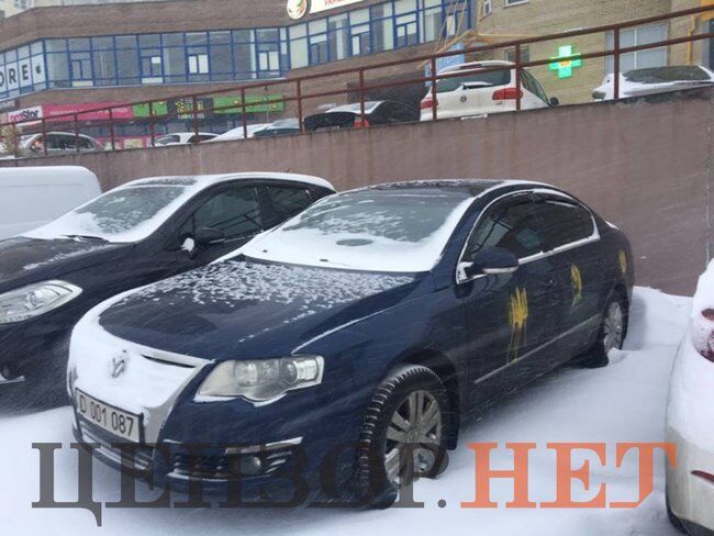 В Киеве на машинах дипломатов РФ появились украинские трезубы