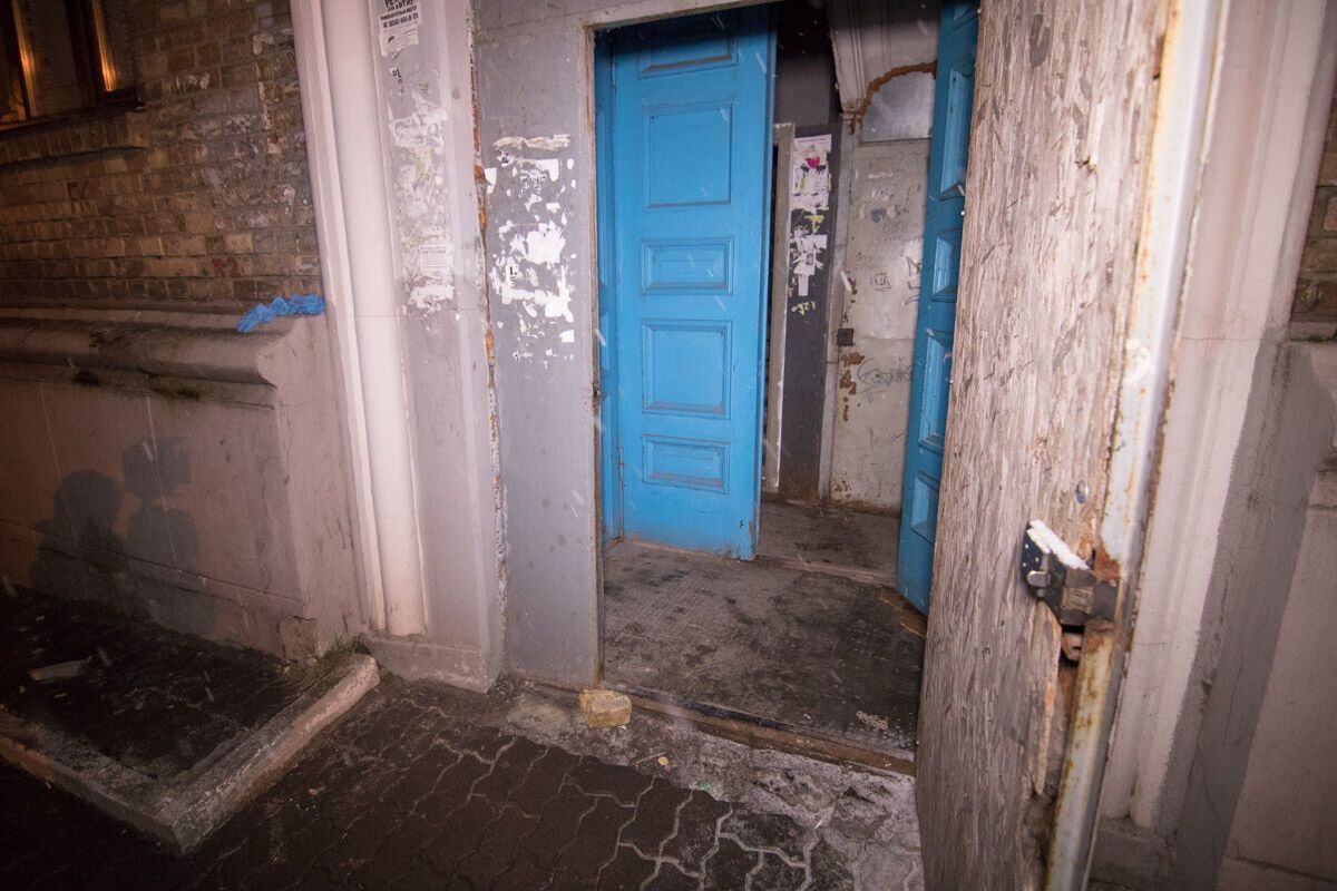 Труп знайшли в під'їзді: у Києві сталося жахливе вбивство