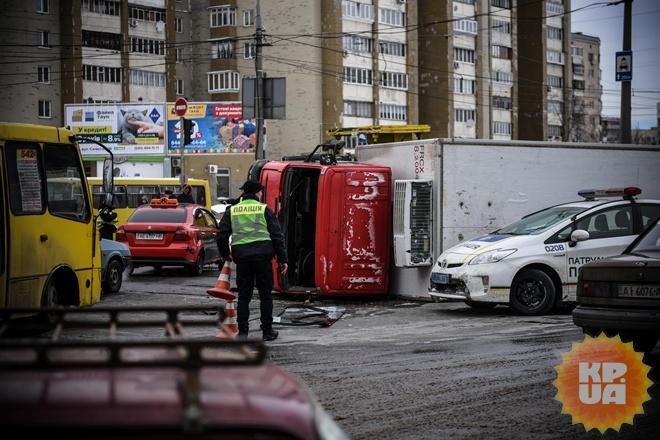 В Киеве грузовик снес трамвай: подробности ЧП
