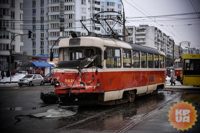 В Киеве грузовик снес трамвай: подробности ЧП