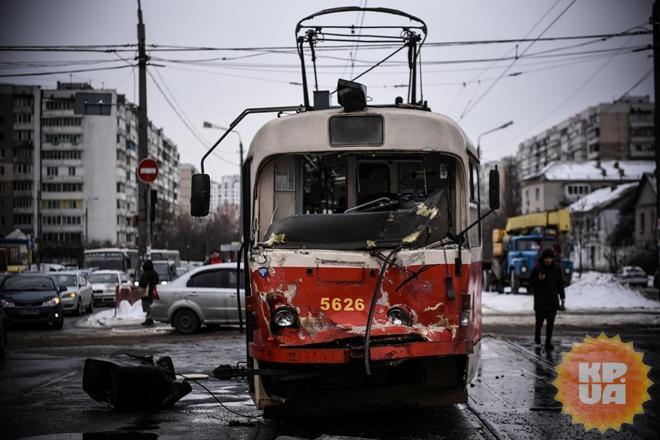 У Києві вантажівка знесла трамвай: подробиці НП