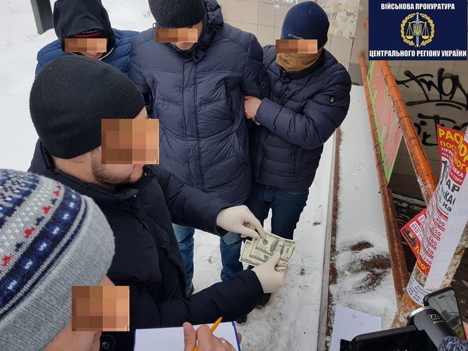 В "Борисполе" инспектора таможни погорели на взятке