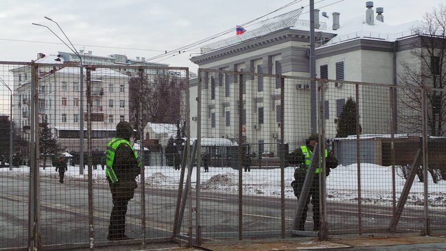 В Киеве оградили посольство РФ: россиян не пускают на выборы Путина