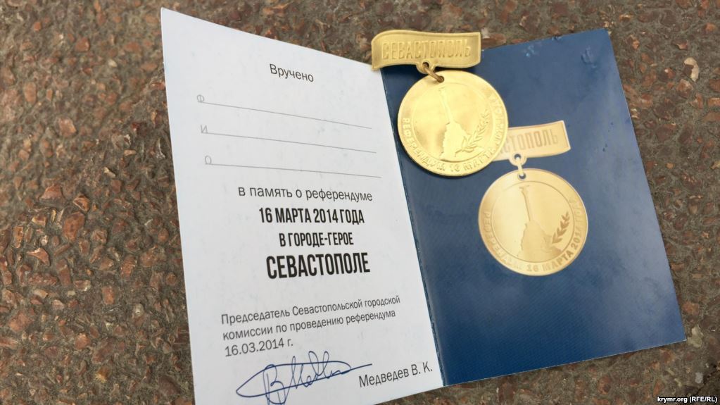 У Криму на "виборах Путіна" дають медалі
