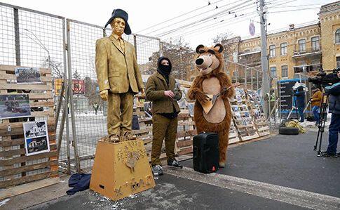 В Киеве появился памятник Путину с балалайкой и медведем