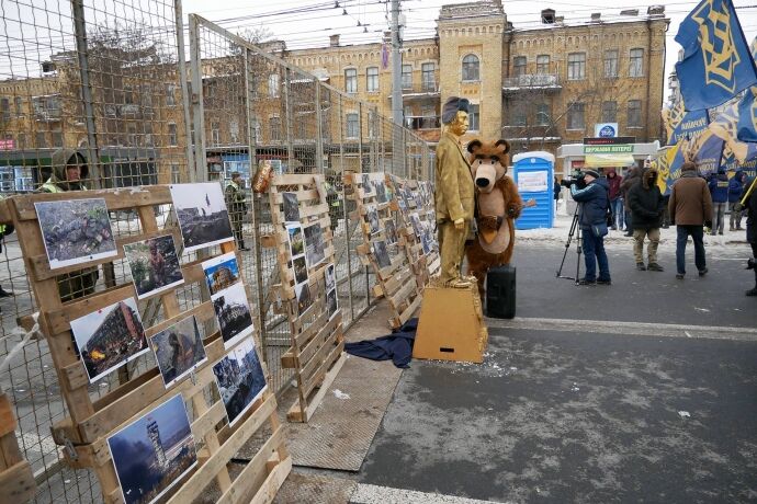 В Киеве появился памятник Путину с балалайкой и медведем