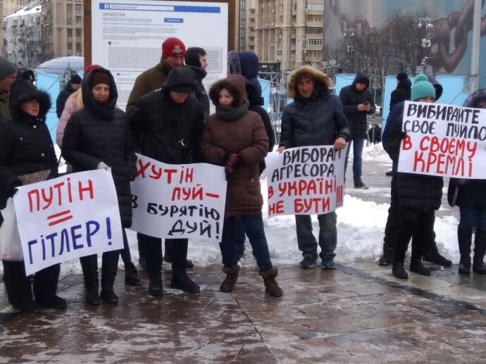 "Дуй в Бурятию": на Майдане Путина сравнили с Гитлером и "сожгли"