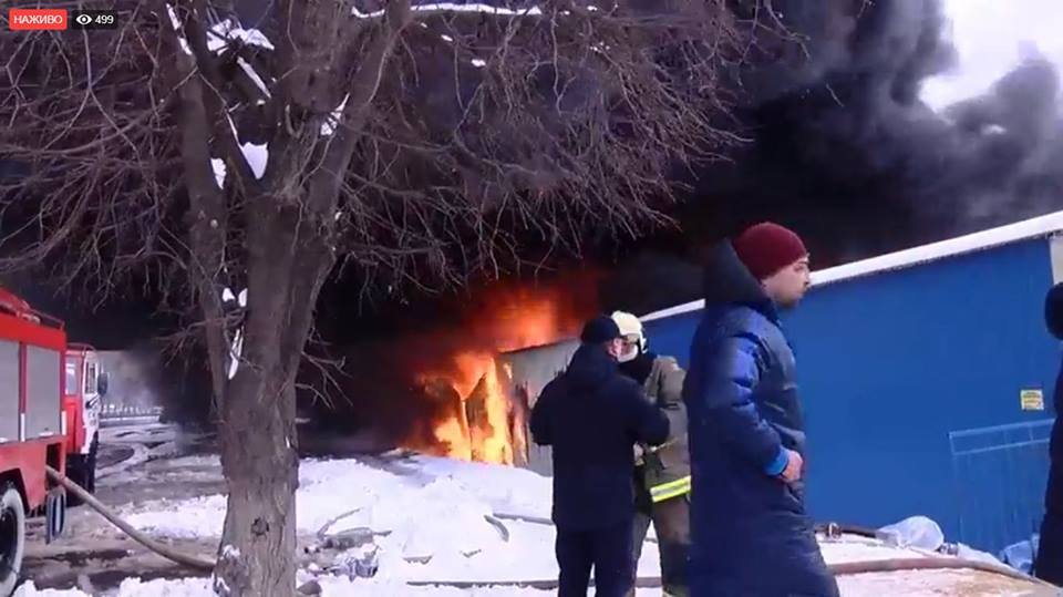 У Чернівцях загорівся один з найбільших ринків України: з'явилися відео та фото