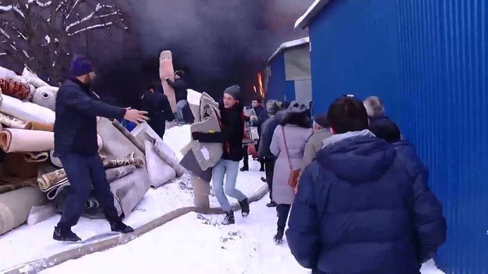 В Черновцах загорелся один из крупнейших рынков Украины: появились видео и фото