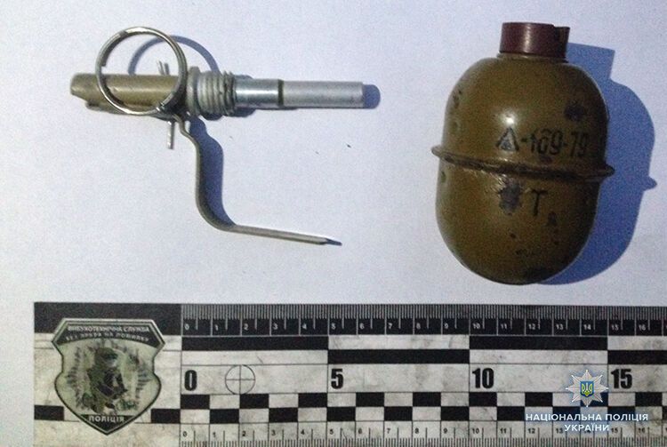 В Запорожской области мужчина угрожал взорвать гранату при ребенке (ФОТО)