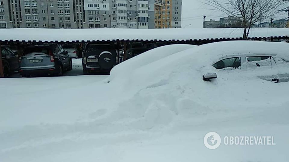 Пешком по сугробам: в Днепре возник снежный коллапс